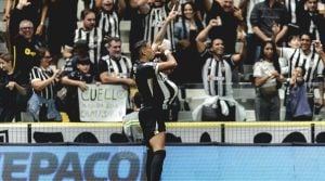Jogador do Atlético troca cores tradicionais de chá de revelação para evitar referência ao rival Cruzeiro
