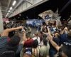 Cruzeiro realiza embarque em Confins com apoio de torcida antes de decisão na Libertadores contra o Flamengo