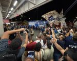 Cruzeiro realiza embarque em Confins com apoio de torcida antes de decisão na Libertadores contra o Flamengo