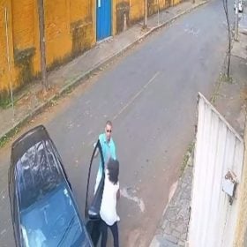 Homem rouba carro, agride v&iacute;tima e se envolve em acidente durante fuga na regi&atilde;o Leste de Belo Horizonte