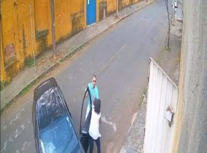 Homem rouba carro, agride v&iacute;tima e se envolve em acidente durante fuga na regi&atilde;o Leste de Belo Horizonte