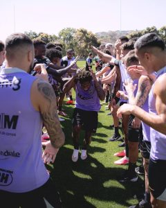 Fred participa de primeiro treino com elenco do Atlético após regularização e passa por tradicional ‘trote’