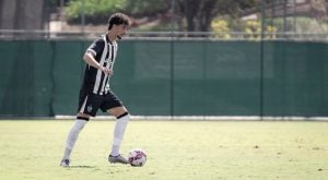 Atlético relaciona jovem zagueiro Pedro Lemos para jogo contra o Internacional