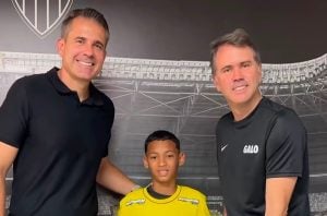 Goleiro Mirim que Viralizou Reproduz Defesa de Victor Conhece Ídolo do Atlético