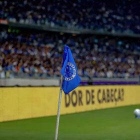 Cruzeiro vira no último lance, vence o Flamengo e faz festa no Mineirão