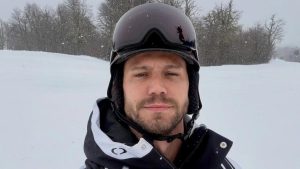 Ex-BBB Jonas Sulzbach sofre fratura no rádio durante viagem de esqui na Argentina