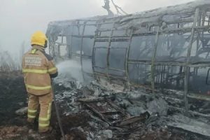 Acidente na BR-040 entre caminhão e ônibus resulta em duas mortes e dezenas de feridos