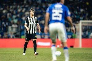 Vitão destaca preparação e serenidade em estreia no clássico pelo Atlético