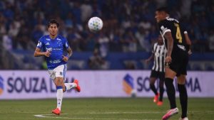 Atlético protocola denúncia no STJD contra atacante do Cruzeiro por lance considerado agressivo