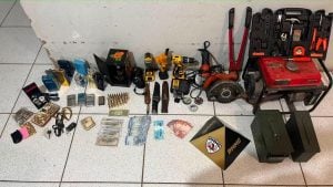 Homem é preso em Minas Gerais com armas, munições, objetos furtados e valores em dinheiro