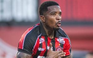 Zagueiro do Vitória pode ficar de fora do jogo contra o Atlético devido a punição por ato inusitado