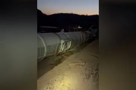 Carreta carregada com 61 mil litros de etanol tombou na MGC-418, provocando interdição total da rodovia em Teófilo Otoni