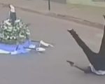 Homem e imagem de Santa Maria Eterna caem de caminhonete durante cortejo em Minas Gerais
