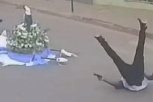 Homem e imagem de Santa Maria Eterna caem de caminhonete durante cortejo em Minas Gerais