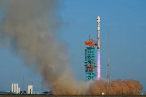 China realiza pouso de foguete reutilizável com tecnologia de pouso retrátil em terra firme