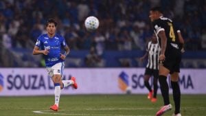 STJD define nesta segunda-feira se atacante Kaio Jorge será suspenso por lance com Ruan Tressoldi no clássico da Copa do Brasil