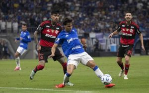 Cruzeiro e Flamengo se enfrentam no Campeonato Brasileiro com vantagem para o time rubro-negro nos n&uacute;meros
