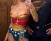 Sydney Sweeney publica fotos vestida de Mulher-Maravilha e recebe sugestões para papéis na Marvel