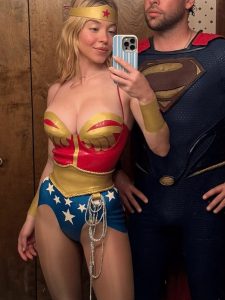 Sydney Sweeney publica fotos vestida de Mulher-Maravilha e recebe sugestões para papéis na Marvel