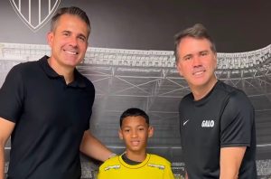 Goleiro Mirim que Viralizou Reproduz Defesa de Victor Conhece &Iacute;dolo do Atl&eacute;tico