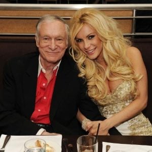 Ex-modelo de Playboy relata controle emocional e regras rígidas na mansão de Hugh Hefner