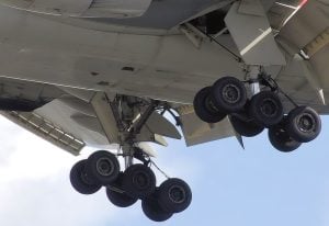 Homem encontrado no trem de pouso de avião em Gatwick morre por hipotermia, aponta investigação