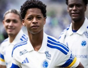 Jovem volante do Cruzeiro avalia estreia em vitória no Mineirão e fala sobre ansiedade antes do primeiro jogo