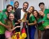 Pedro Scooby conquista o título no Itacoatiara Big Wave e celebra no ensaio do Dança dos Famosos