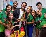 Pedro Scooby conquista o título no Itacoatiara Big Wave e celebra no ensaio do Dança dos Famosos