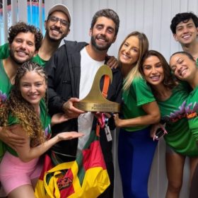 Pedro Scooby conquista o t&iacute;tulo no Itacoatiara Big Wave e celebra no ensaio do Dan&ccedil;a dos Famosos