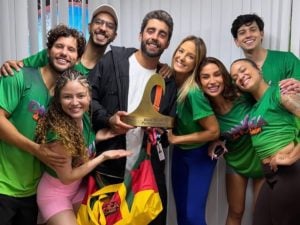 Pedro Scooby conquista o título no Itacoatiara Big Wave e celebra no ensaio do Dança dos Famosos