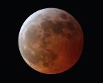 Eclipse lunar parcial poderá ser observado em todo o Brasil nesta madrugada, com lua adquirindo tonalidade alaranjada