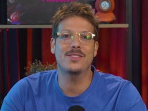 Fabio Porchat fala sobre planos de casamento com Priscila Castello e revela estilo não convencional da cerimônia