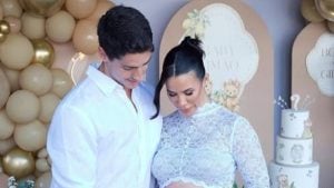 Larissa Tomásia encerra relacionamento com pai do filho durante a gravidez