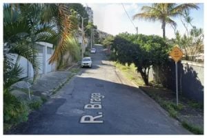 Homem é atingido por disparo de arma de fogo e socorrido por moradores no bairro Salgado Filho, em Belo Horizonte