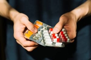 Uso e descarte inadequados de antibióticos impulsionam resistência bacteriana e ameaçam saúde pública