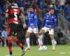 Jogador do Cruzeiro temerosa expulsão em jogo contra o Flamengo e revela conversa com árbitro