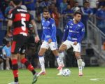 Jogador do Cruzeiro temerosa expulsão em jogo contra o Flamengo e revela conversa com árbitro