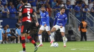 Jogador do Cruzeiro temerosa expulsão em jogo contra o Flamengo e revela conversa com árbitro