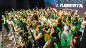 Público acompanha apresentações do projeto Dança para Todos na Praça do Santuário, em Divinópolis
