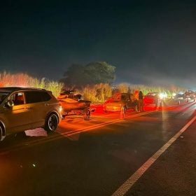 Acidente com 8 veículos deixa mulher ferida na MG-050, em Divinópolis