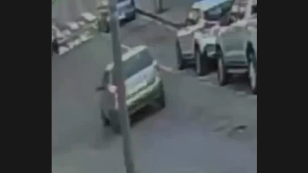Fiat Palio bate em Volkswagen Gol estacionado no Centro de Ita&uacute;na