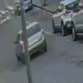 Fiat Palio bate em Volkswagen Gol estacionado no Centro de Itaúna