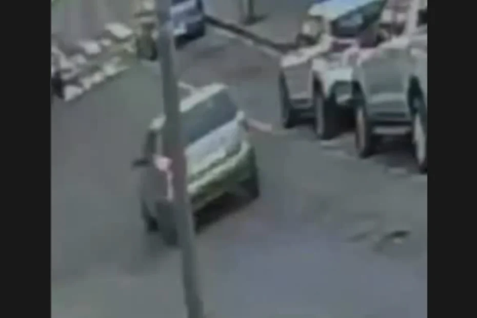 Fiat Palio bate em Volkswagen Gol estacionado no Centro de Itaúna