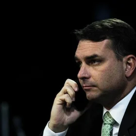 Flávio Bolsonaro tem candidatura 'travada' após constar como filiado ao Missão