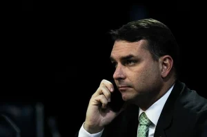 Flávio Bolsonaro tem candidatura 'travada' após constar como filiado ao Missão