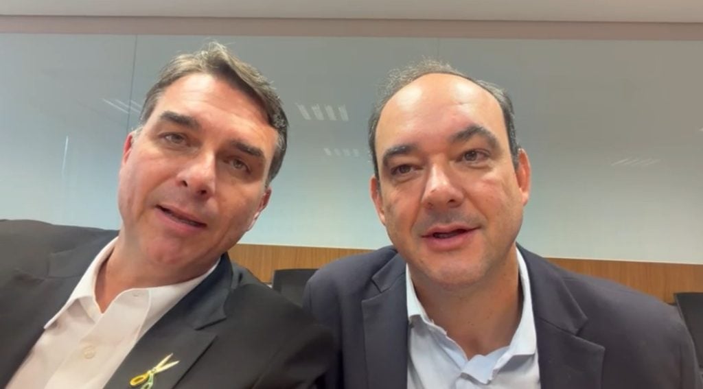 Fl&aacute;vio Bolsonaro anuncia candidatura de Fl&aacute;vio Roscoe a governador de MG
