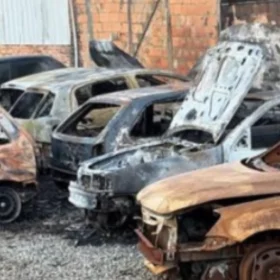 Incêndio atinge oito veículos em pátio de guarda e remoção em Itaúna