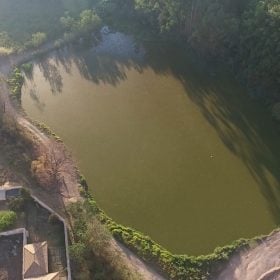 Vazamento de esgoto perto da Lagoa do Sidil, em Divinópolis, preocupa moradores