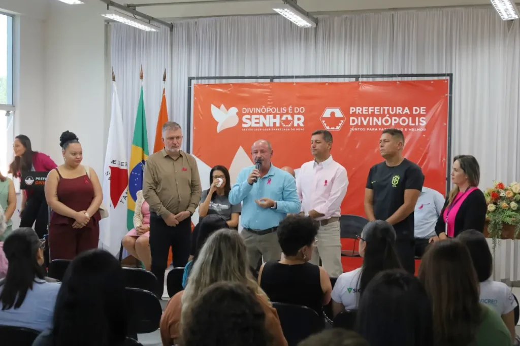 Autoridades e representantes durante o lan&ccedil;amento da campanha Outubro Rosa em Divin&oacute;polis
